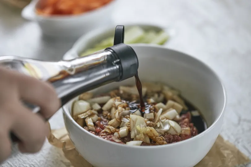 М'ясний рулет з ніжно-пікантним соусом